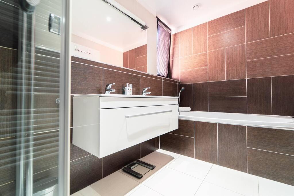 Prague Marina River View Apartment Close To City Centre Free Parking Luaran gambar