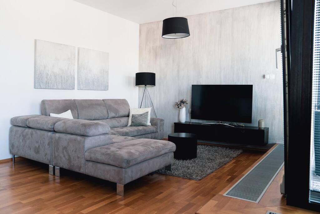Prague Marina River View Apartment Close To City Centre Free Parking Luaran gambar