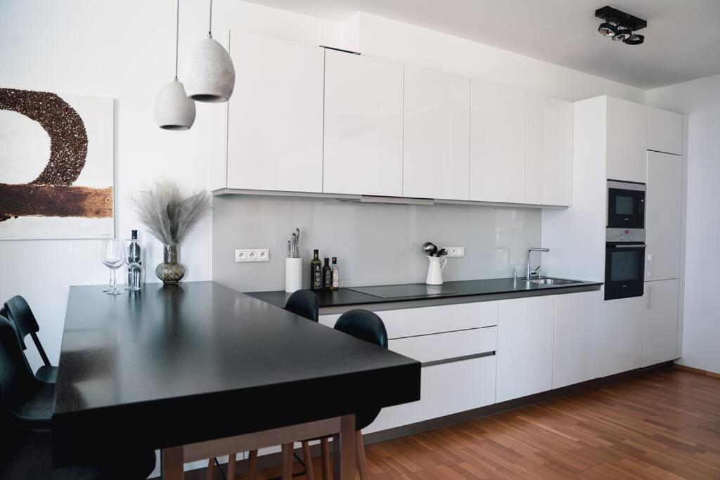 Prague Marina River View Apartment Close To City Centre Free Parking Luaran gambar
