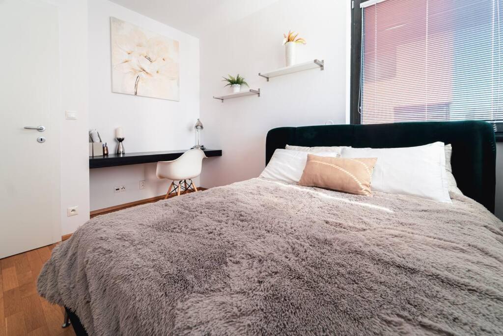Prague Marina River View Apartment Close To City Centre Free Parking Luaran gambar