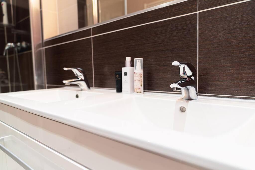 Prague Marina River View Apartment Close To City Centre Free Parking Luaran gambar