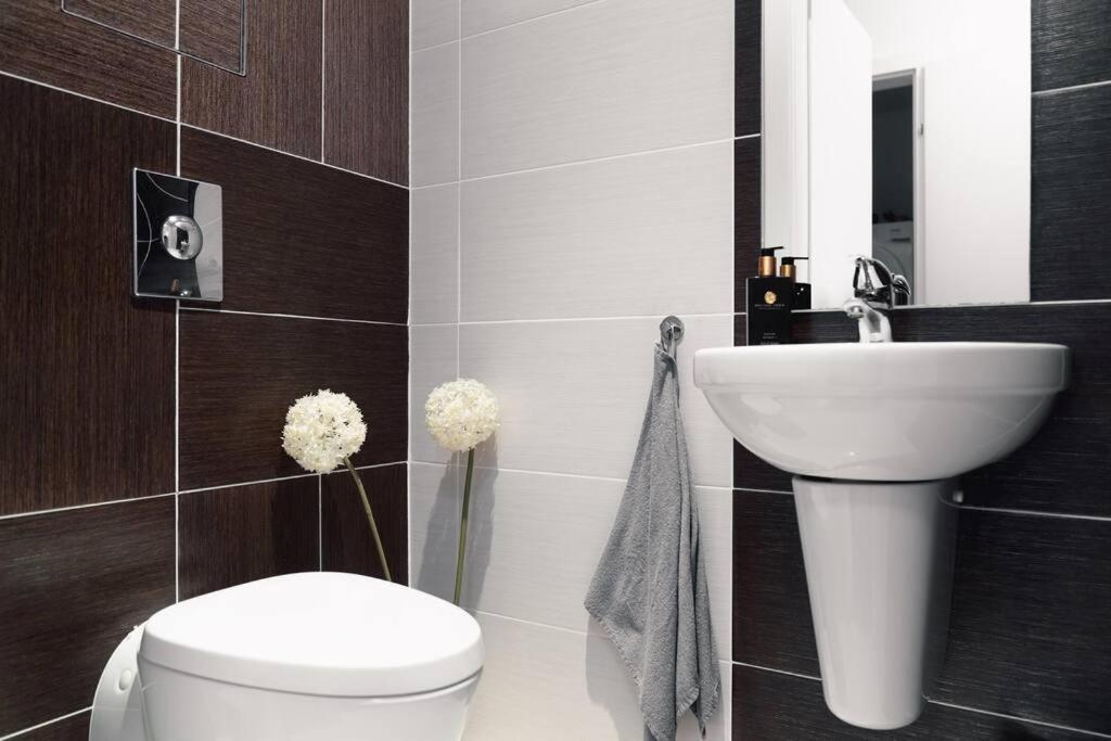 Prague Marina River View Apartment Close To City Centre Free Parking Luaran gambar